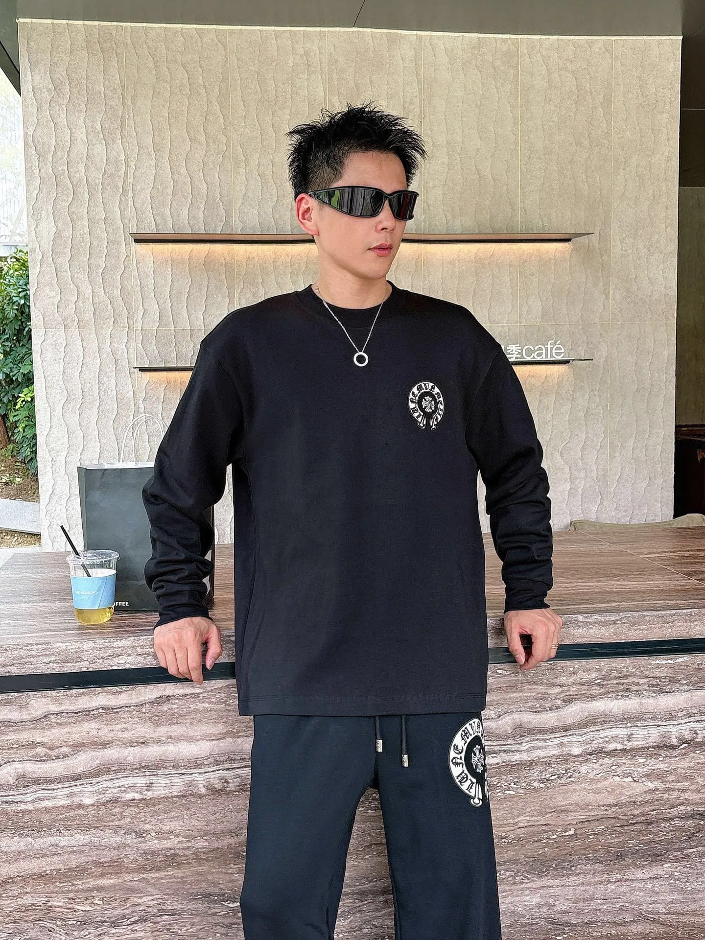 Clothes P 400💰 Pants P 426 💰ChromeHearts Chrome Heart Round Neck Long Sleeve Pursuit of quality and absolute guarantee of quality! Using double-sided cotton fabric, the texture is clearly visible, the texture is soft, delicate and smooth, and the customized three-dimensional embroidery and leather patchwork technology is full of drape! The workmanship is fine and the shoulder lines are smooth. All imported chain machines are used to make the shoulder rolling strips. It has a certain thickness and is not made of cheap material but has a shiny feel that is comfortable and not tight on the upper body. It is the most avant-garde street item that can be easily matched by both men and women!  Color: black white Size: m-3xl Style number: 3576➕3750